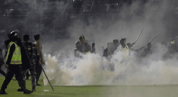 Imágenes de la policía en acción durante los incidentes en un partido de la primera división de Indonesia.
