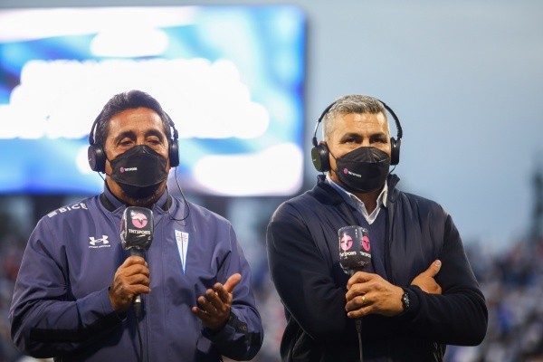 Mario Lepe estuvo con Alberto Acosta en el último partido antes del cierre del estadio San Carlos de Apoquindo, que terminó suspendido a pocos minutos del final por una invasión de gente. (Agencia Uno).