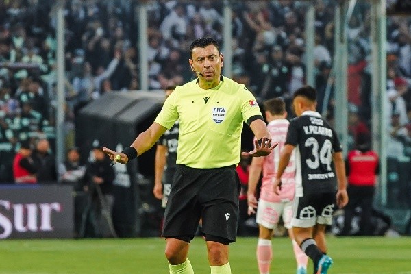 Tobar se ganó muchos aplausos por su arbitraje (Foto: Guille Salazar)