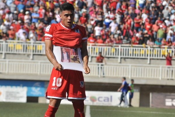 Brian Fernández celebra uno de los dos goles que le convirtió a la Universidad de Chile en la paliza 6-1 que le propinó Unión La Calera. (Agencia Uno).