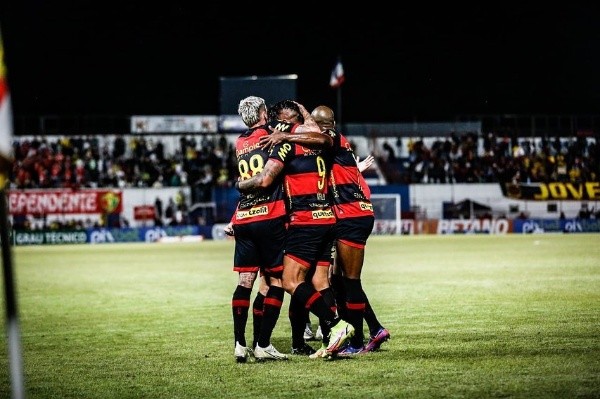 Javier Parraguez fue clave y se llevó los abrazos de todos sus compañeros después de semanas complicadas. Foto: Comunicaciones Sport Recife.