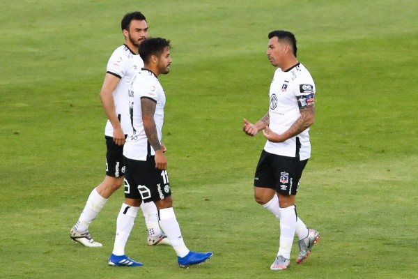 Esteban Paredes conversa con Gabriel Suazo y Marcos Bolados. (Agencia Uno).
