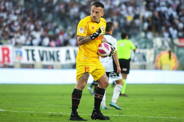 Fabián Cerda celebra el punto de Curicó Unido en el estadio Monumental. (Agencia Uno).