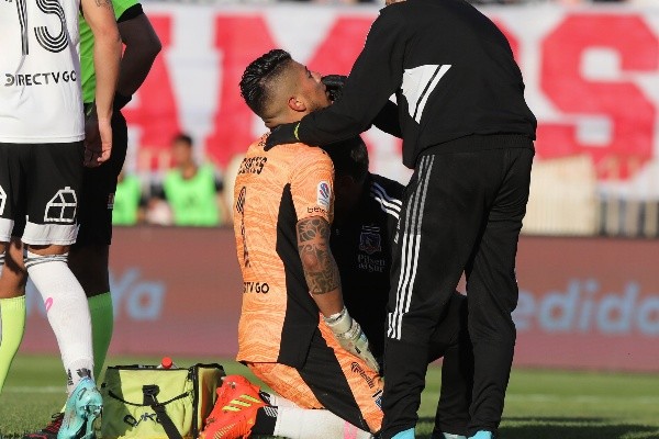 Brayan Cortés debió ser atendido y por poco deja la cancha tras el fuerte golpe de Diego Coelho. Foto: Agencia Uno