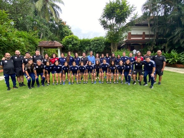 La selección chilena femenina Sub 17 recibió este lunes la visita del embajador chileno en India. (La Roja)