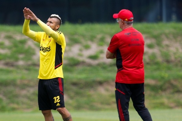 Vidal junto a Dorival en la práctica de esta mañana (Flamengo)