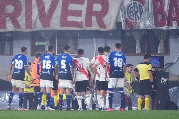 Roberto Tobar también ha protagonizado polémicas junto al VAR en sus actuaciones en Copa Libertadores, como en los octavos de final entre Vélez Sarsfield y River Plate. | Foto: Getty