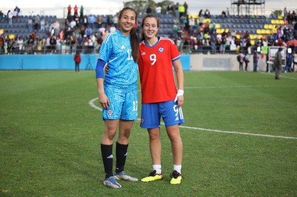 Las dos jugadoras que debutaron oficialmente por la Roja adulta: Antonia Canales y Sonya Keefe. (La Roja)