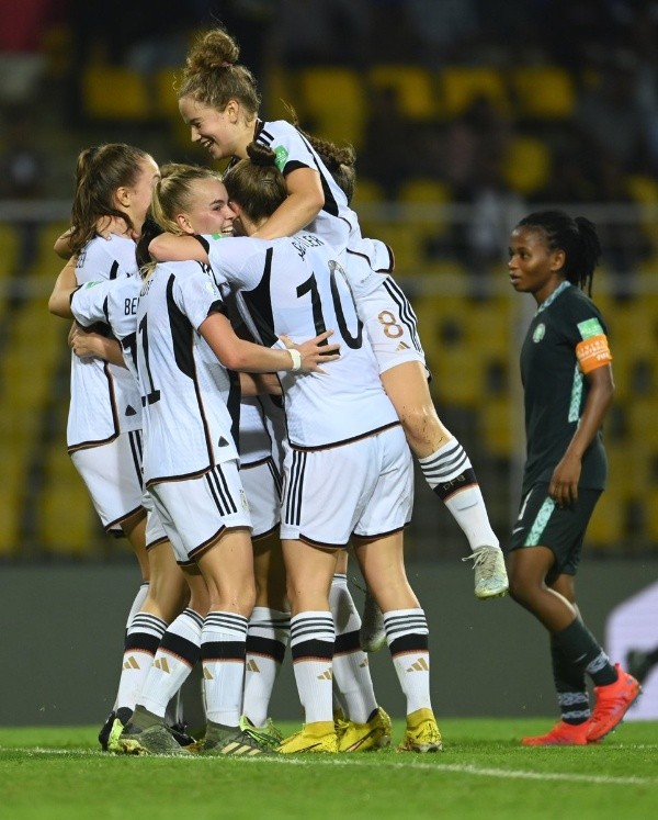 Alemania derrotó por 2-1 a Nigeria y quedó segunda de grupo tras Chile. (FIFA)