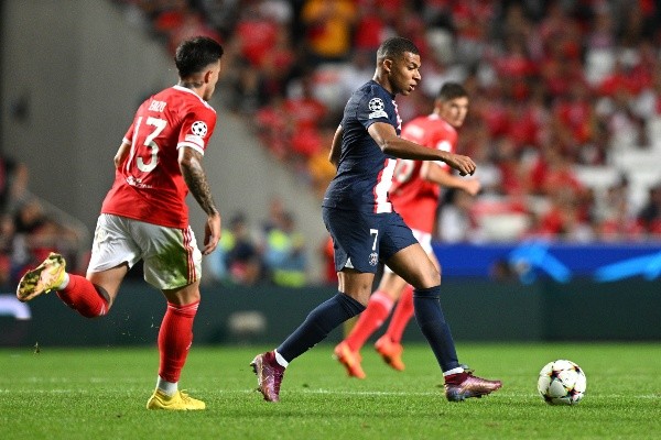 Mbappé acumula 12 goles en 13 partidos con el PSG, pero aún así no consigue quitarle los flashes a Messi y Neymar. | Foto: Getty