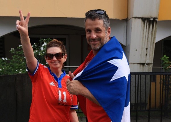 Abishai Rovner y Marcela Yudelevich afuera del estadio Fatorda en India. (Gentileza Tali Rovner)
