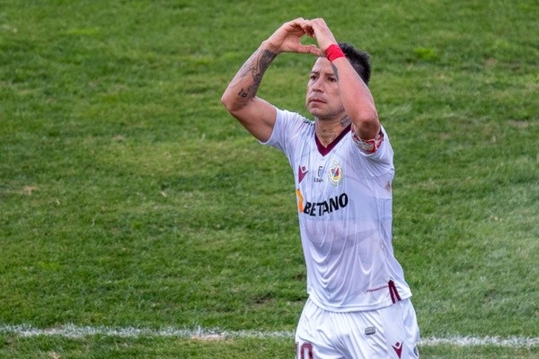 Leonardo Valencia celebra uno de los cinco goles que convirtió para Deportes La Serena en el Campeonato Nacional 2022. (Agencia Uno).