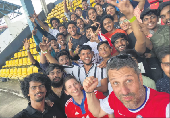La familia de Tali Rovner en el estadio en Goa este martes. (Gentileza Abishai Rovner)