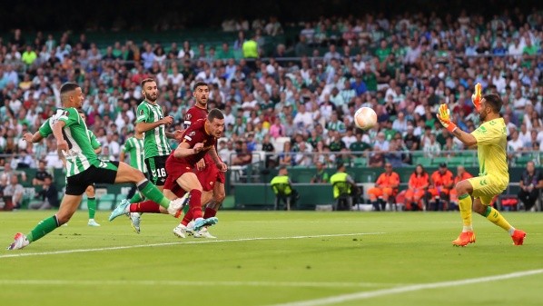 Bravo estuvo notable en el empate del Betis ante Roma y se ganó elogios en España. | Foto: Getty