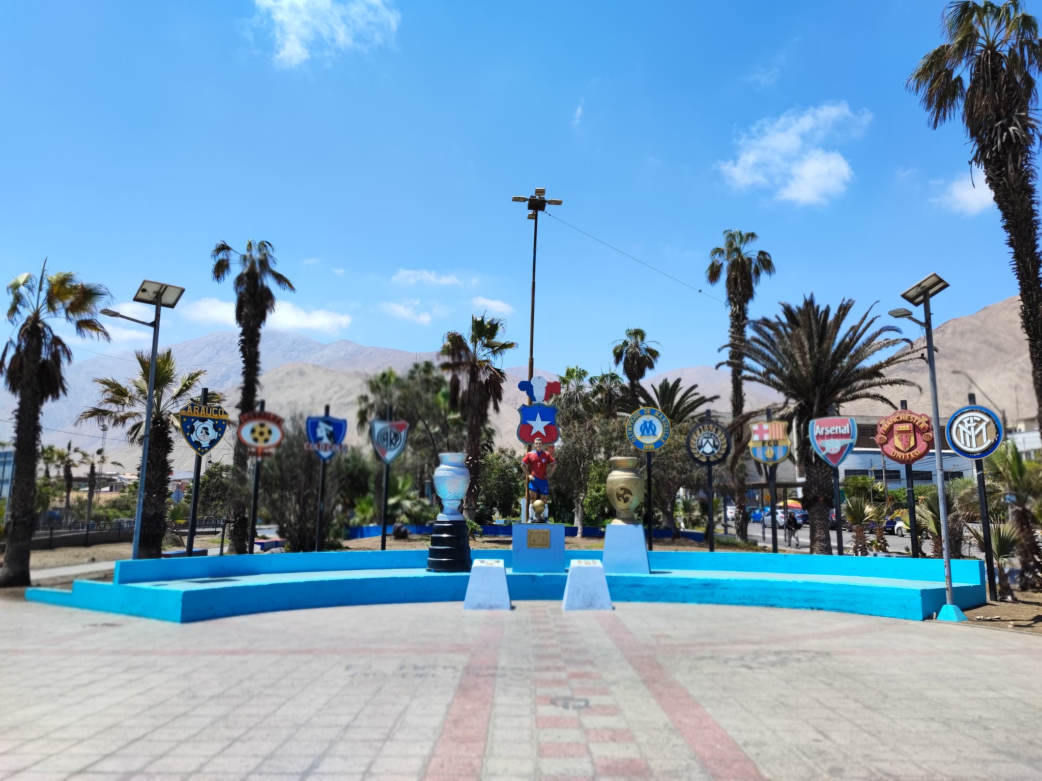 Todos los escudos en la plaza por Alexis.