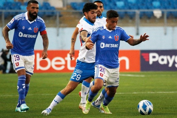 Lucas Assadi en acción ante Daniel González en el 2-2 entre la Universidad de Chile y la Universidad Católica. (Agencia Uno).