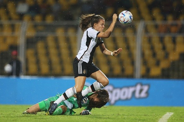La polémica jugada del 3-0 de Alemania, que terminó con Catalina Mellada atendida por los médicos. (FIFA)