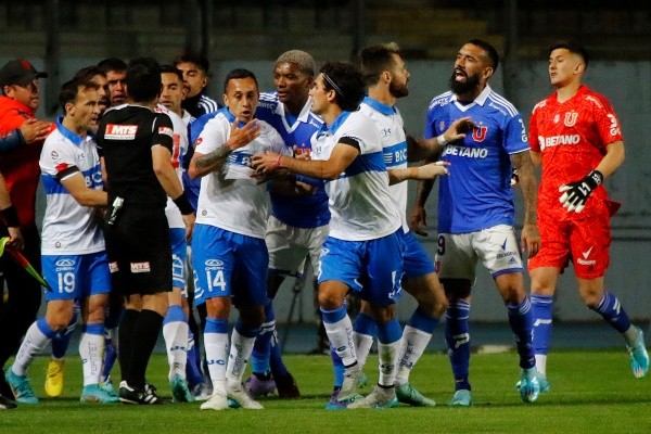 El duelo entre la UC y la U no estuvo libre de polémicas, como todo clásico, pero terminó siendo para los azules la llave. | Foto: Agencia Uno