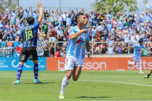 Felipe Flores celebró así el gol que le convirtió a Huachipato para cimentar el paso a la final de la Copa Chile de Magallanes. (Agencia Uno).