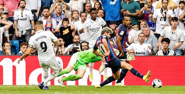 Gol de Benzema quiebra la racha de Ter Stegen con el Barcelona en La Liga.