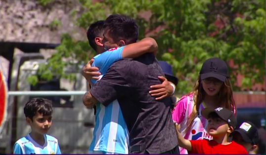 Uno de los abrazos que repartió Luis Jiménez al cabo de la clasificación de Magallanes a la final de la Copa Chile. (Captura TNT Sports).