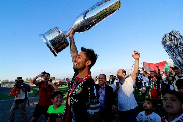 Luis Jiménez con el trofeo de la Copa Chile que conquistó junto a Palestino en 2018. (Agencia Uno).