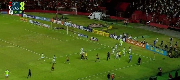 Jugadores de Vasco arrancan hacia camarines (Globo)