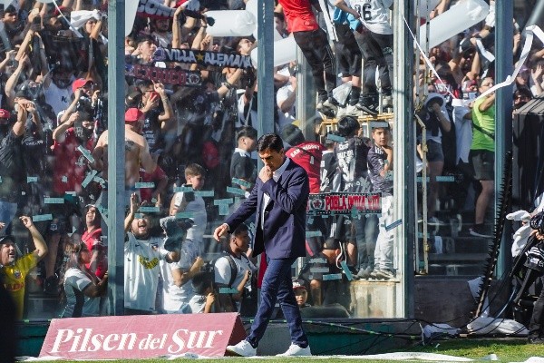 Un pensativo Gustavo Quinteros enfrenta una decisión clave para el futuro de su carrera. | Foto: Guille Salazar