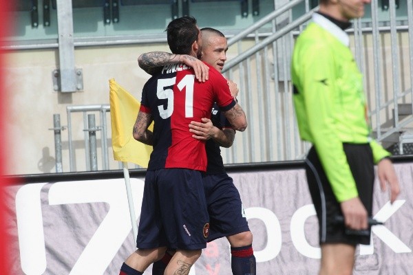 El exdelantero chileno Mauricio Pinilla hizo muy buenas migas con Radja Nainggolan en Cagliari. | Foto: Getty