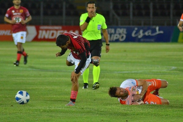 Roberto Gutiérrez se fracturó una vértebra y no estará en los dos últimos partidos de Cobreloa. | Foto: Agencia Uno
