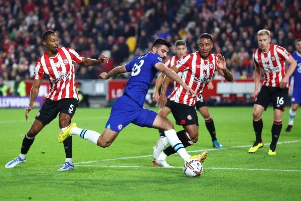 A pesar de que ambos intentaron llevarse el triunfo, Chelsea y Brentford igualaron 0-0 por la fecha 12 de la Premier League. | Foto: Getty