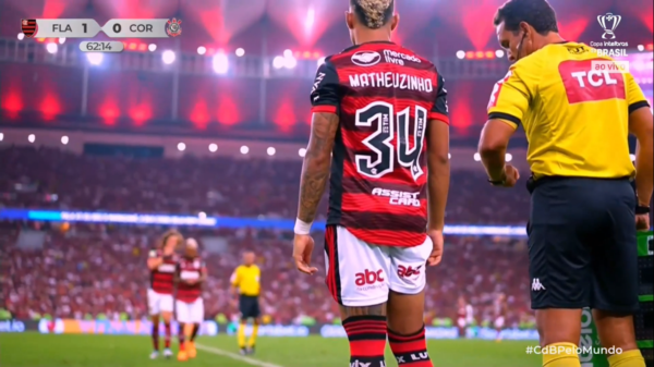 David Luiz alienta a Vidal en la salida.