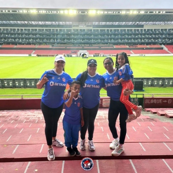 Las hermanas y sobrinos de Bárbara Sánchez la acompañaron en el segundo partido de la Copa Libertadores 2022. (Rincón del Bulla)