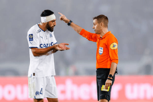 Samuel Gigot le reclama su expulsión a Clément Turpin. (Getty Images).