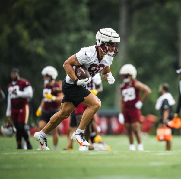 Tras su paso por Washington Commanders, ahora el chileno Sammis Reyes tendrá una chance en los Chicago Bears. | Foto: @sammisreyes