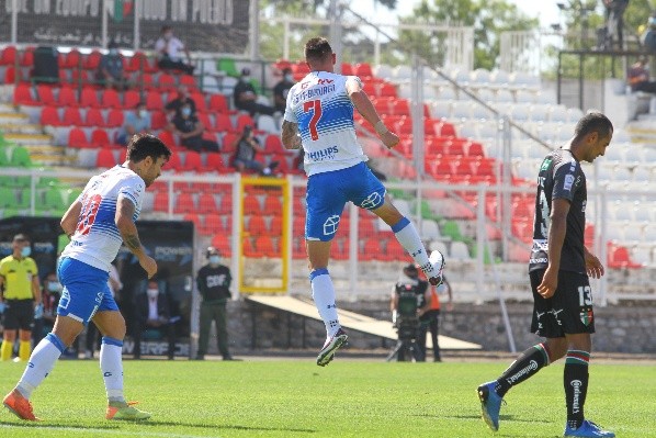 Tomás Asta-Buruaga celebra uno de los dos goles que ha convertido con la camiseta de la Universidad Católica. (Agencia Uno).