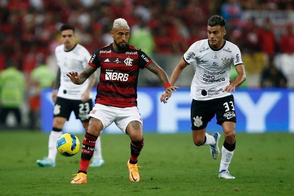 Arturo Vidal en acción ante el argentino Fausto Vera en la final de vuelta de la Copa do Brasil. (Getty Images).