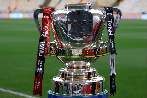El hermoso trofeo de la Copa do Brasil, el último en el nutrido palmarés de Arturo Vidal. (Getty Images).