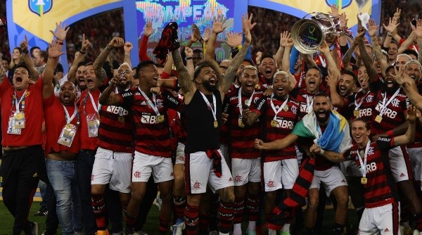 RIO DE JANEIRO, BRAZIL - OCTOBER 19: Players of Flamengo lift the trophy after winning the second leg match of the final of Copa do Brasil 2022 between Flamengo and Corinthians at Maracana Stadium on October 19, 2022 in Rio de Janeiro, Brazil. (Photo by Buda Mendes/Getty Images)-Not Released (NR)