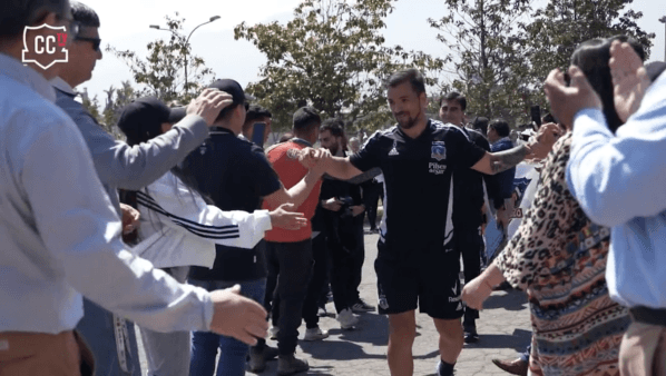 El plantel de Colo Colo recibió el apoyo de los trabajadores y canteranos del club antes de viajar a Coquimbo a bajar la estrella 33. Foto: Comunicaciones Colo Colo.