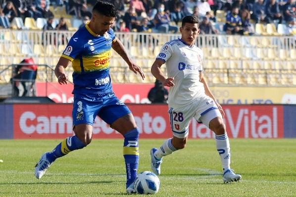 Felipe Campos en acción ante la Universidad de Chile. Todo apunta a que no comenzará de titular en la 28° fecha del Campeonato Nacional. (Agencia Uno).