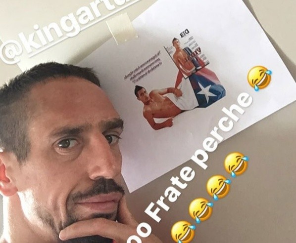 Ribéry molestando a Vidal por su foto.