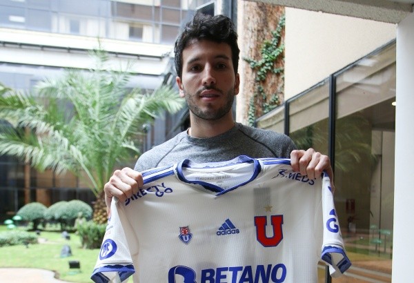 El colombiano con la camiseta obsequiada. Foto: Universidad de Chile.