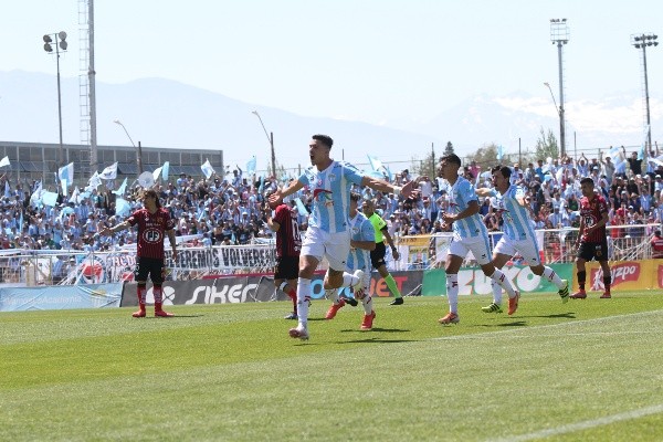 Piñero celebra uno de sus goles (Agencia Uno)