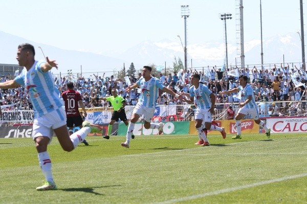 Magallanes tuvo lista la fiesta para coronarse campeón, pero Cobreloa ganó en la agonía y los dejó con las ganas. Foto: Agencia Uno