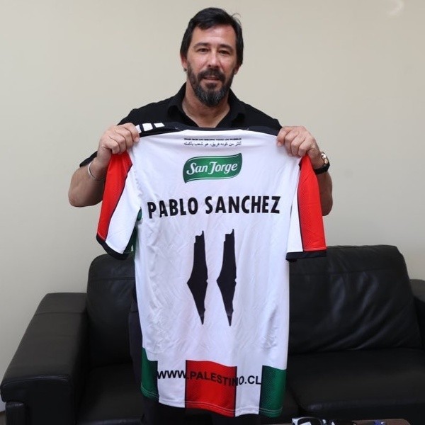Pablo Sánchez con la camiseta que tiene el mapa de Palestina (Foto: Palestino)