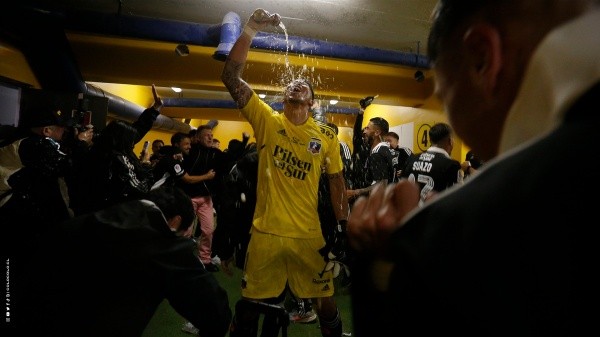 Brayan Cortés celebró el título con la cerveza donde ahora aparece su cara (Foto: Colo Colo)