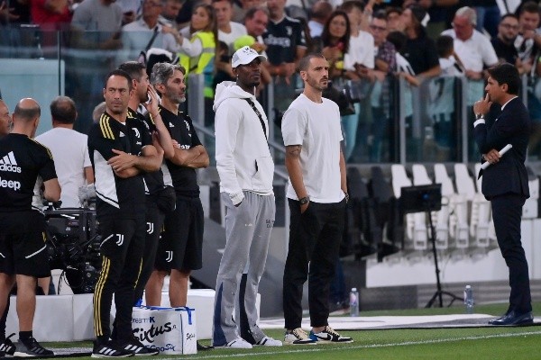 Paul Pogba acompañando a sus compañeros en la Juventus mientras se recupera de la lesión