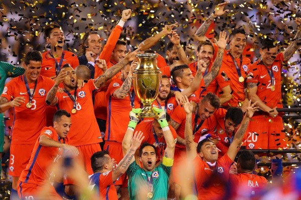 Chile celebró la Copa América Centenario con Bravo levantando el trofeo en el 2016 (Getty)