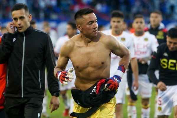 Miguel Pinto fue despedido con pifias y con reclamos de los jugadores de la U.